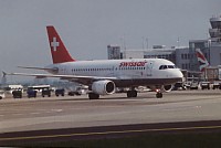 A319 der Swissair am Terminal