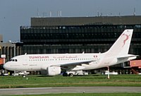 A319 der Tunisair am Terminal